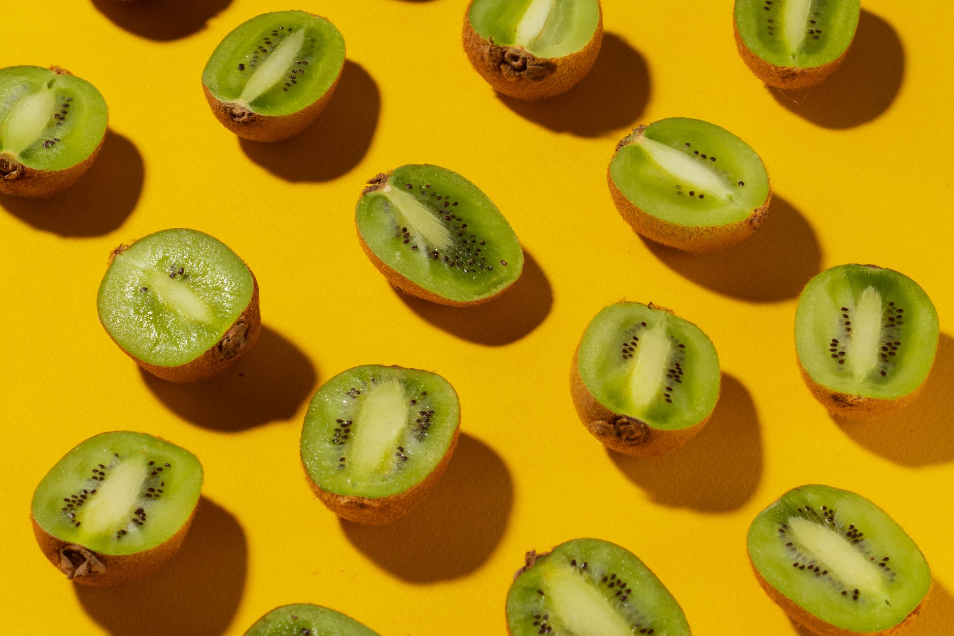 Fruits de kiwi sur la liane avant recolte