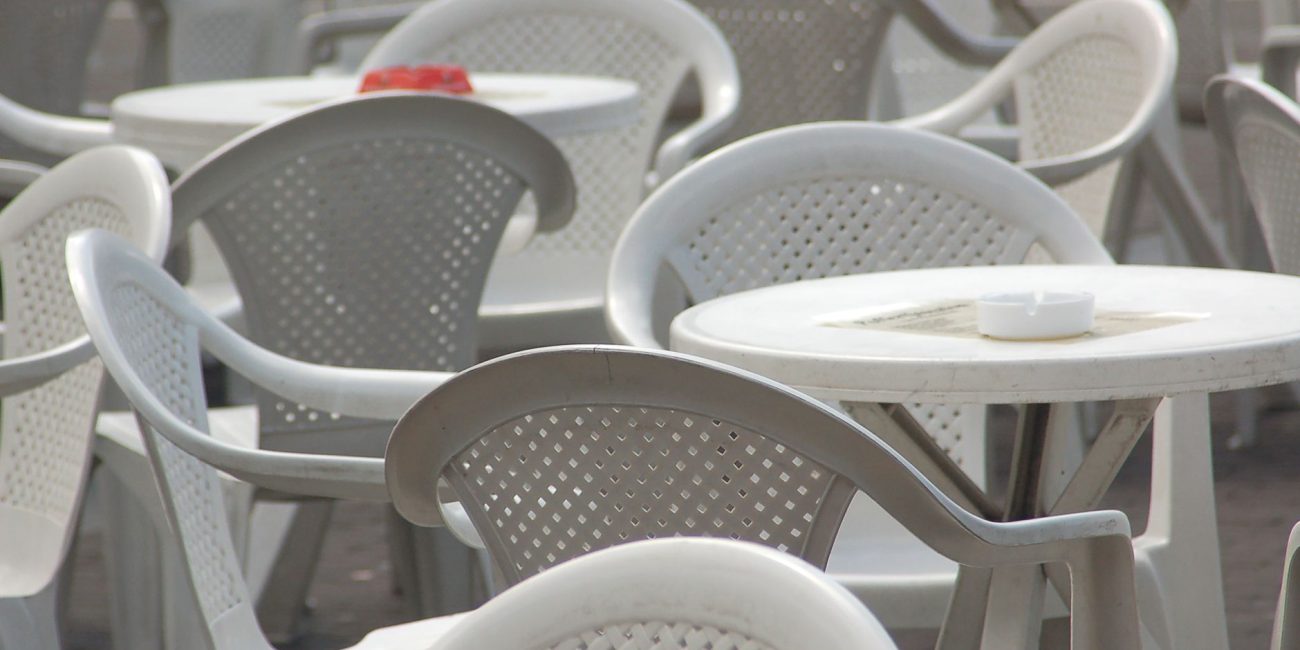 Chaises et table de jardin en plastique blanc