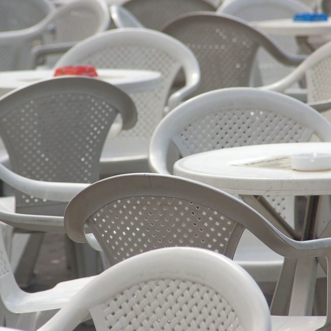 Chaises et table de jardin en plastique blanc