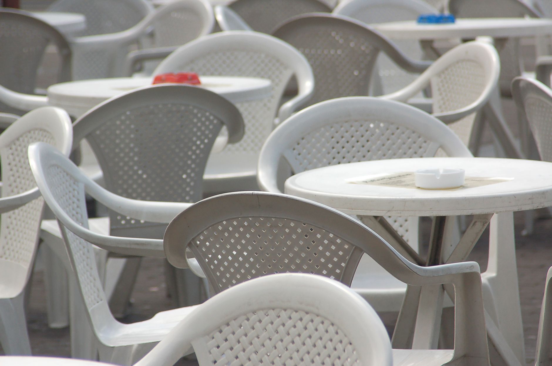 Chaises et table de jardin en plastique blanc