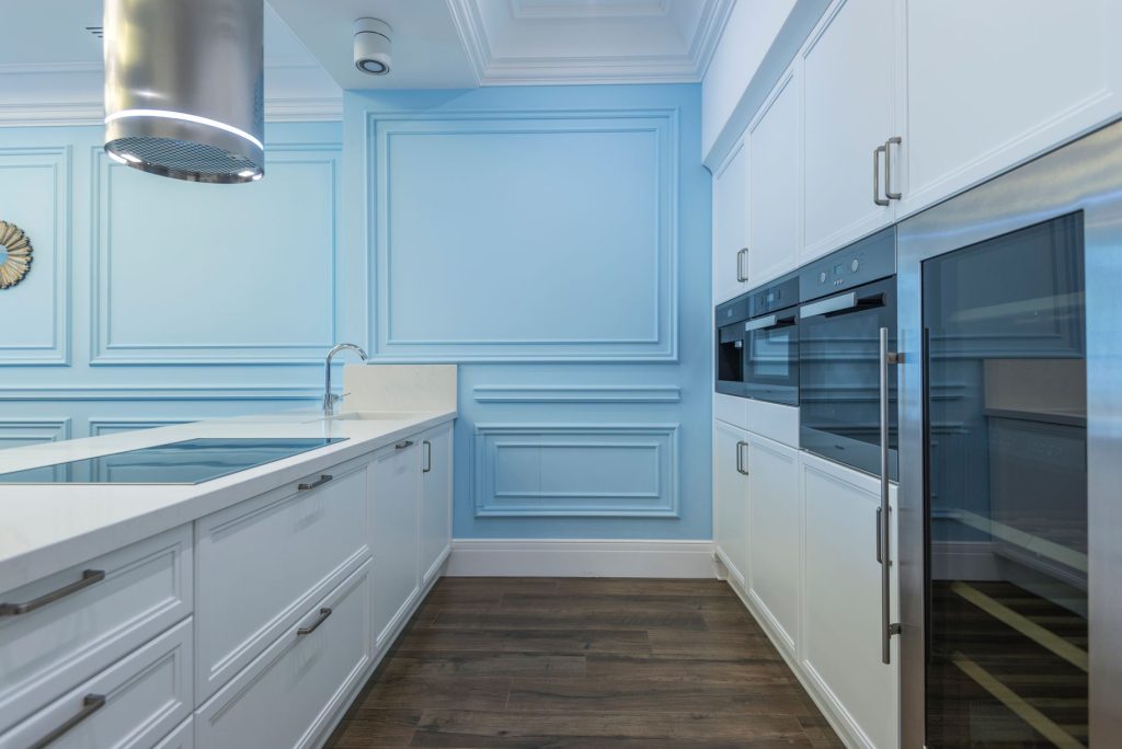 Cuisine avec un mur d accent bleu peint