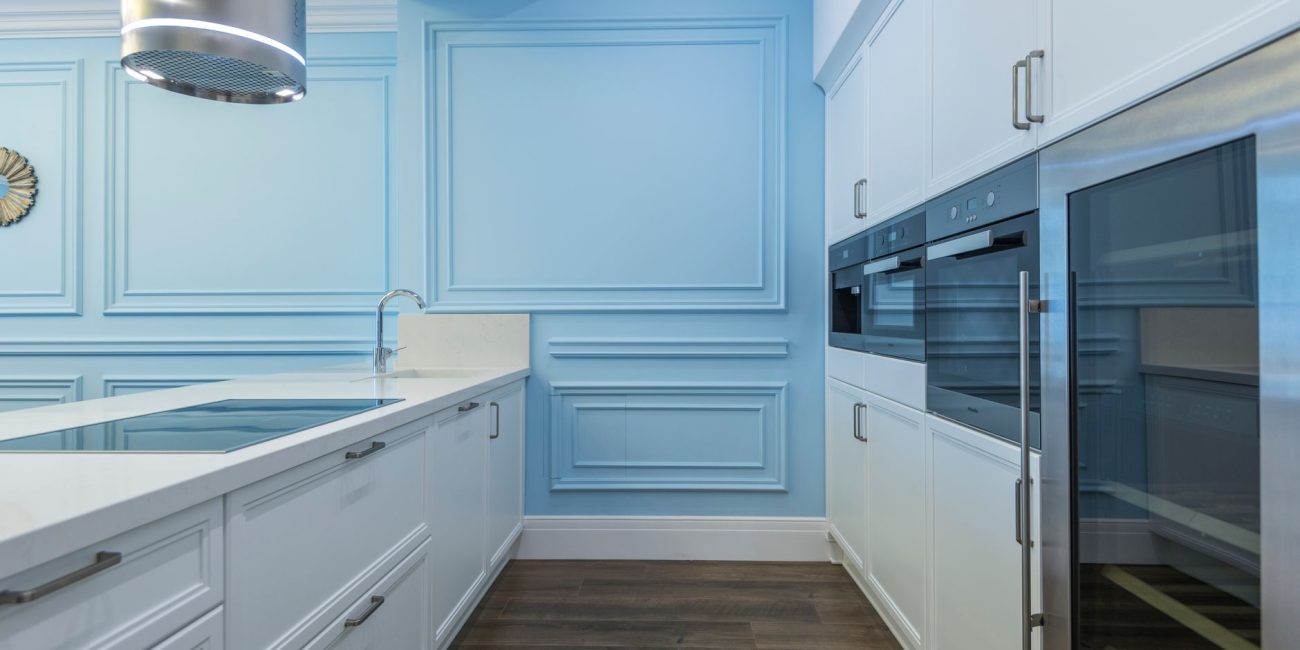 Cuisine avec un mur d accent bleu peint