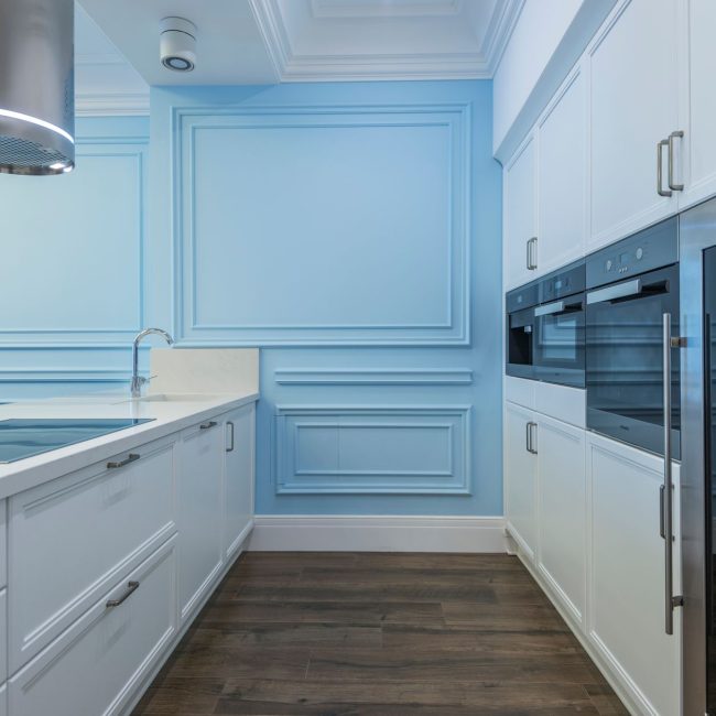 Cuisine avec un mur d accent bleu peint