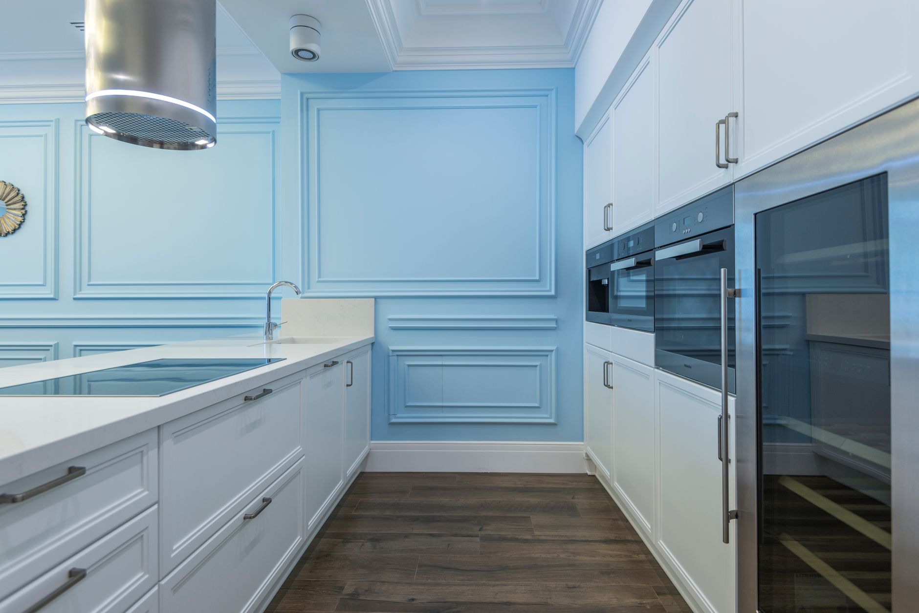 Cuisine avec un mur d accent bleu peint