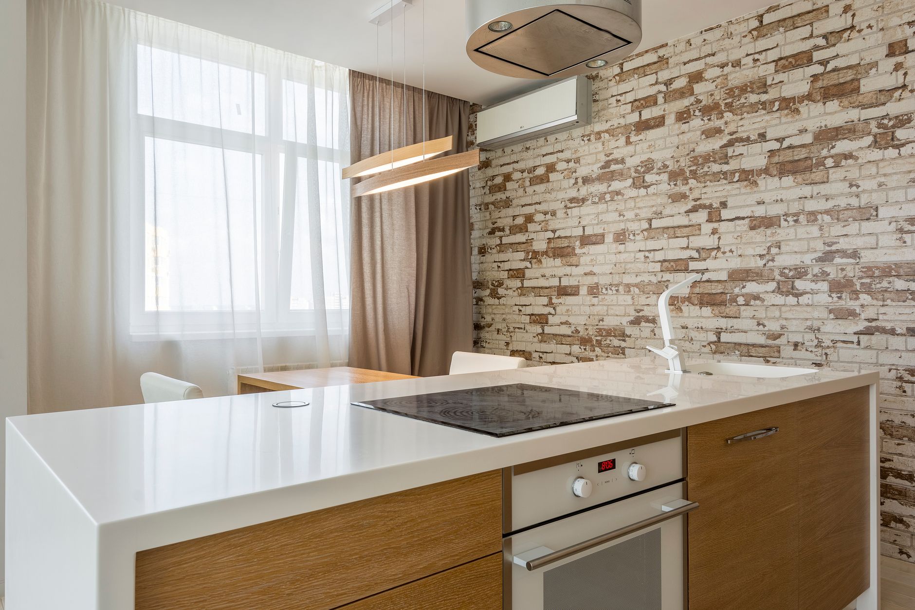 Mur en briques apparentes dans une cuisine