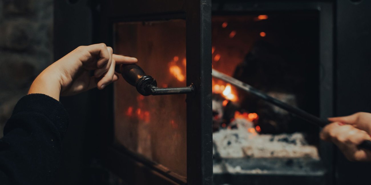 Flammes vives dans un poêle à bois allumé