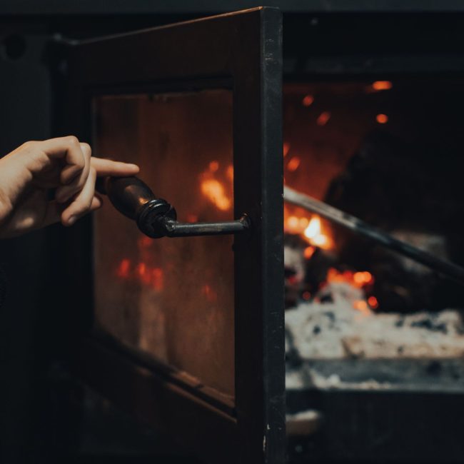 Flammes vives dans un poêle à bois allumé