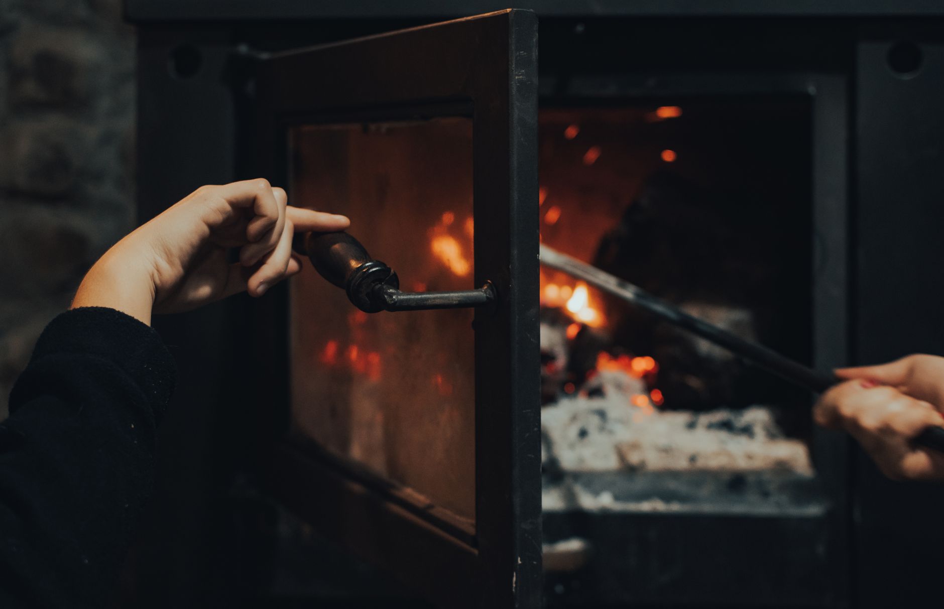 Flammes vives dans un poêle à bois allumé