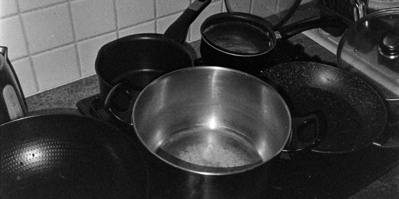 Poele en inox nettoyee posee sur un plan de travail