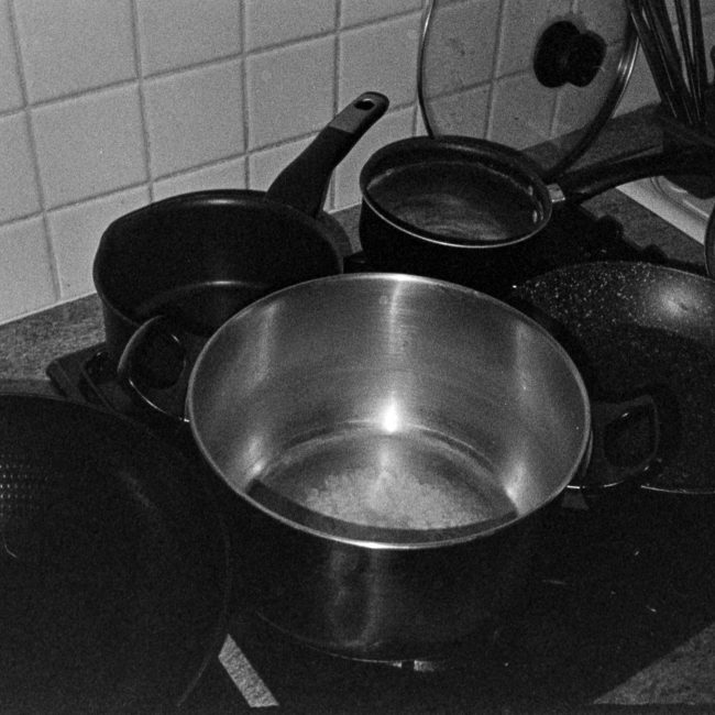 Poele en inox nettoyee posee sur un plan de travail