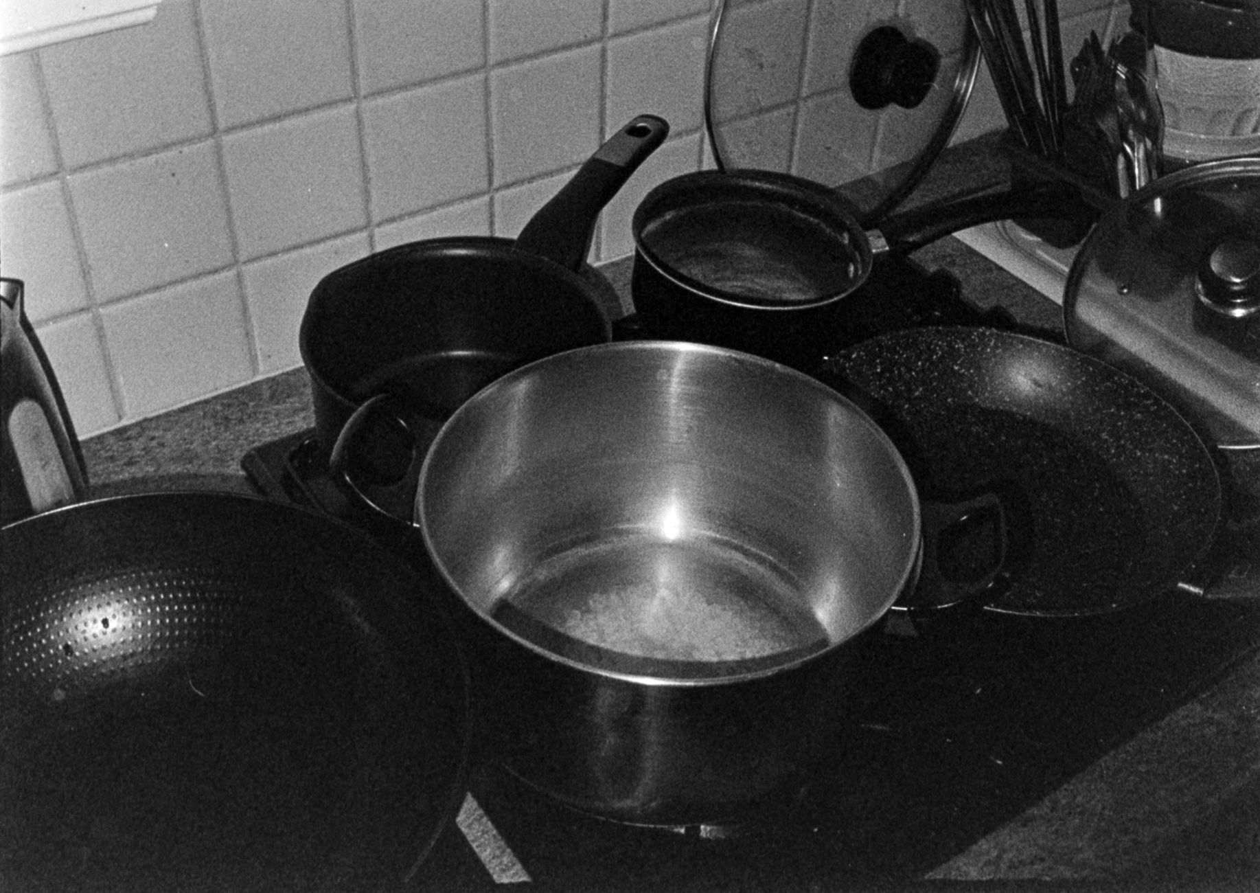 Poele en inox nettoyee posee sur un plan de travail
