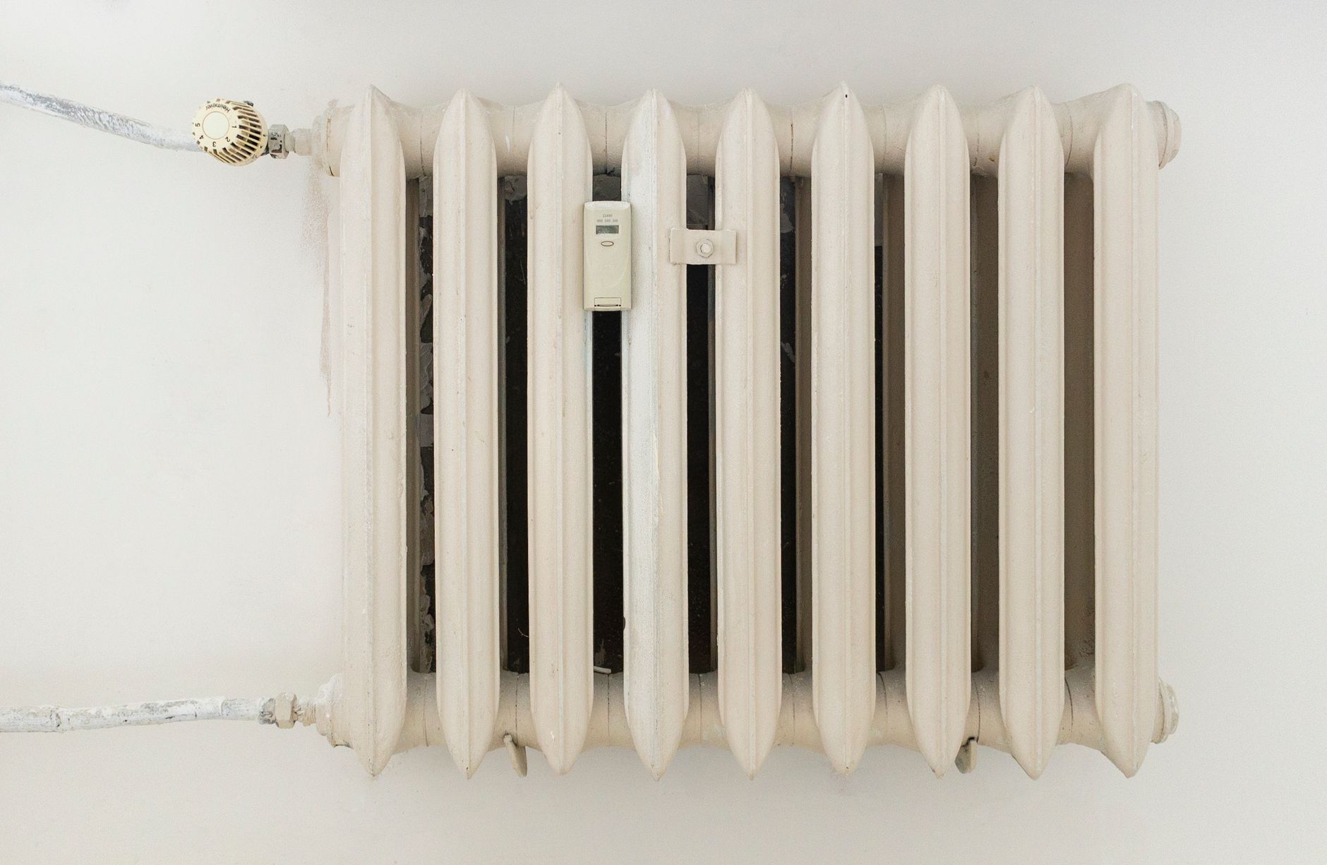 Radiateur avec régulateur thermostatique près d'une fenêtre