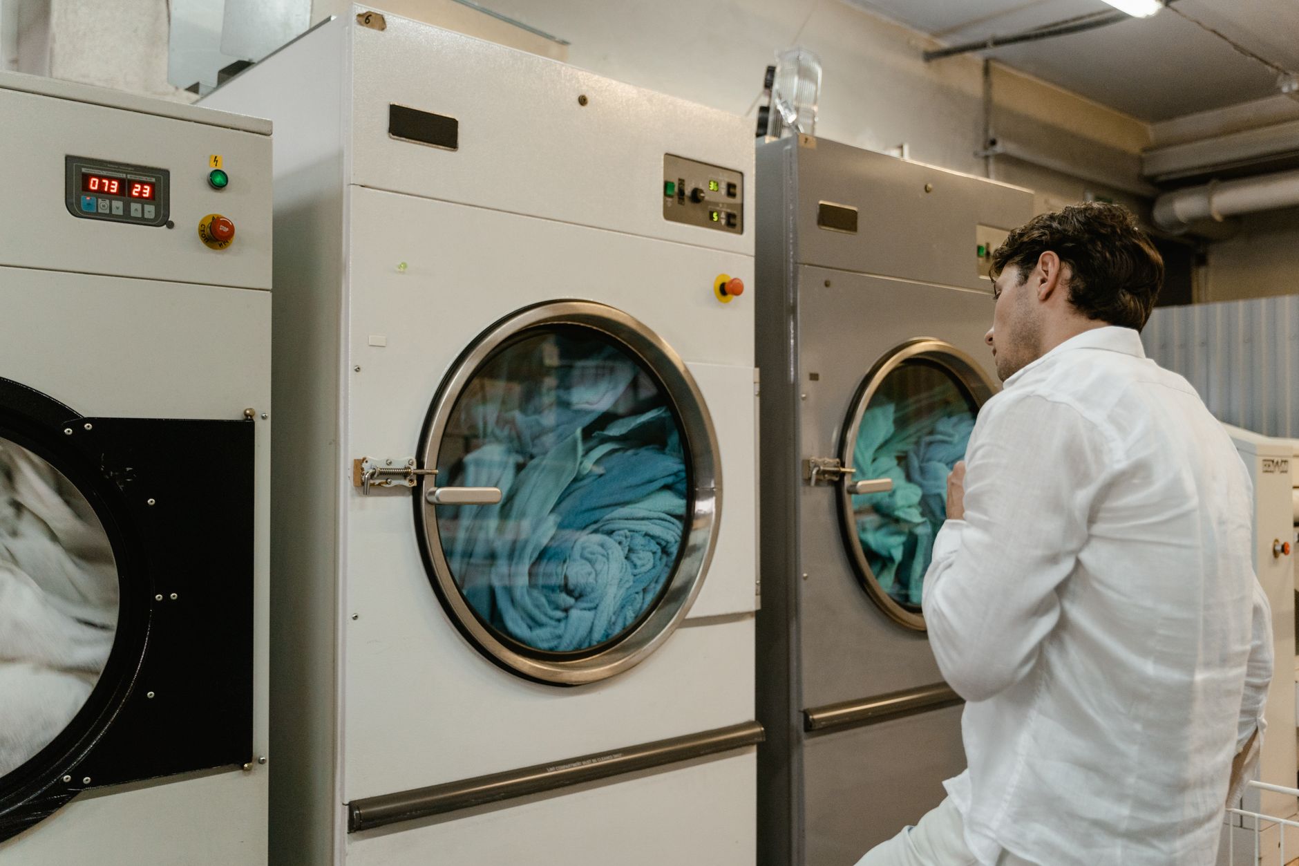 Utilisateur qui règle un programme sur une machine à laver