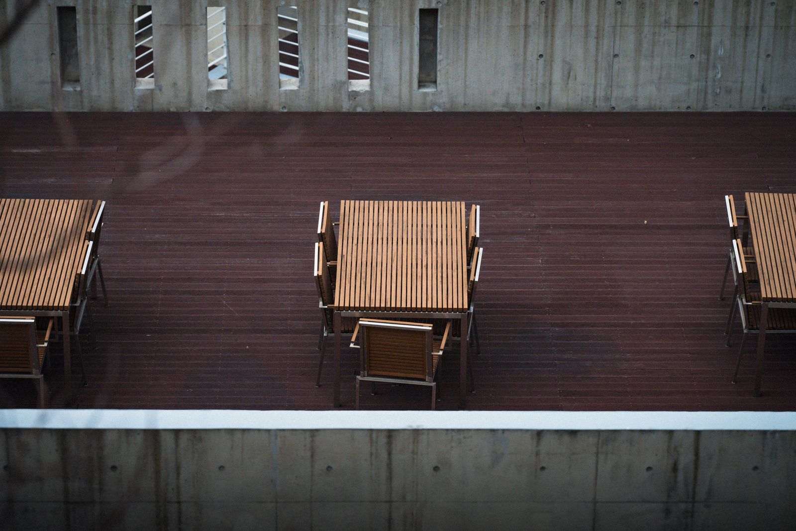 Terrasse en bois attenante à la façade d'une maison
