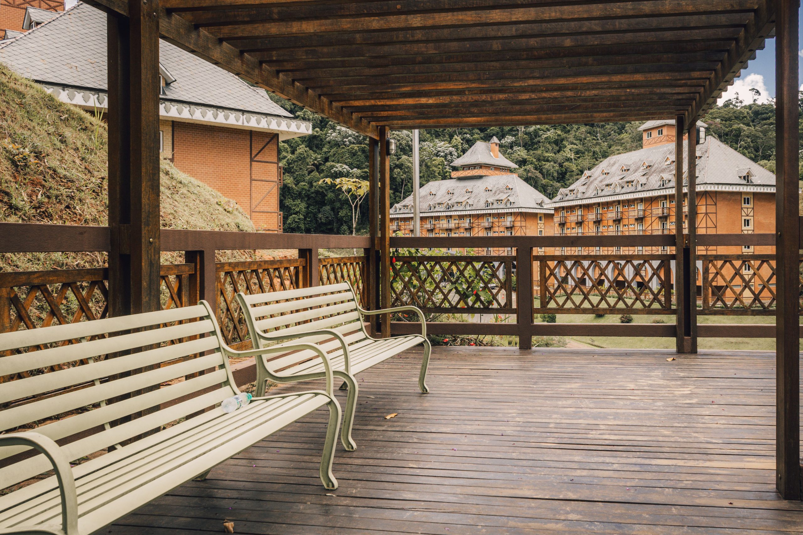 Terrasse en bois avec bancs devant un bâtiment