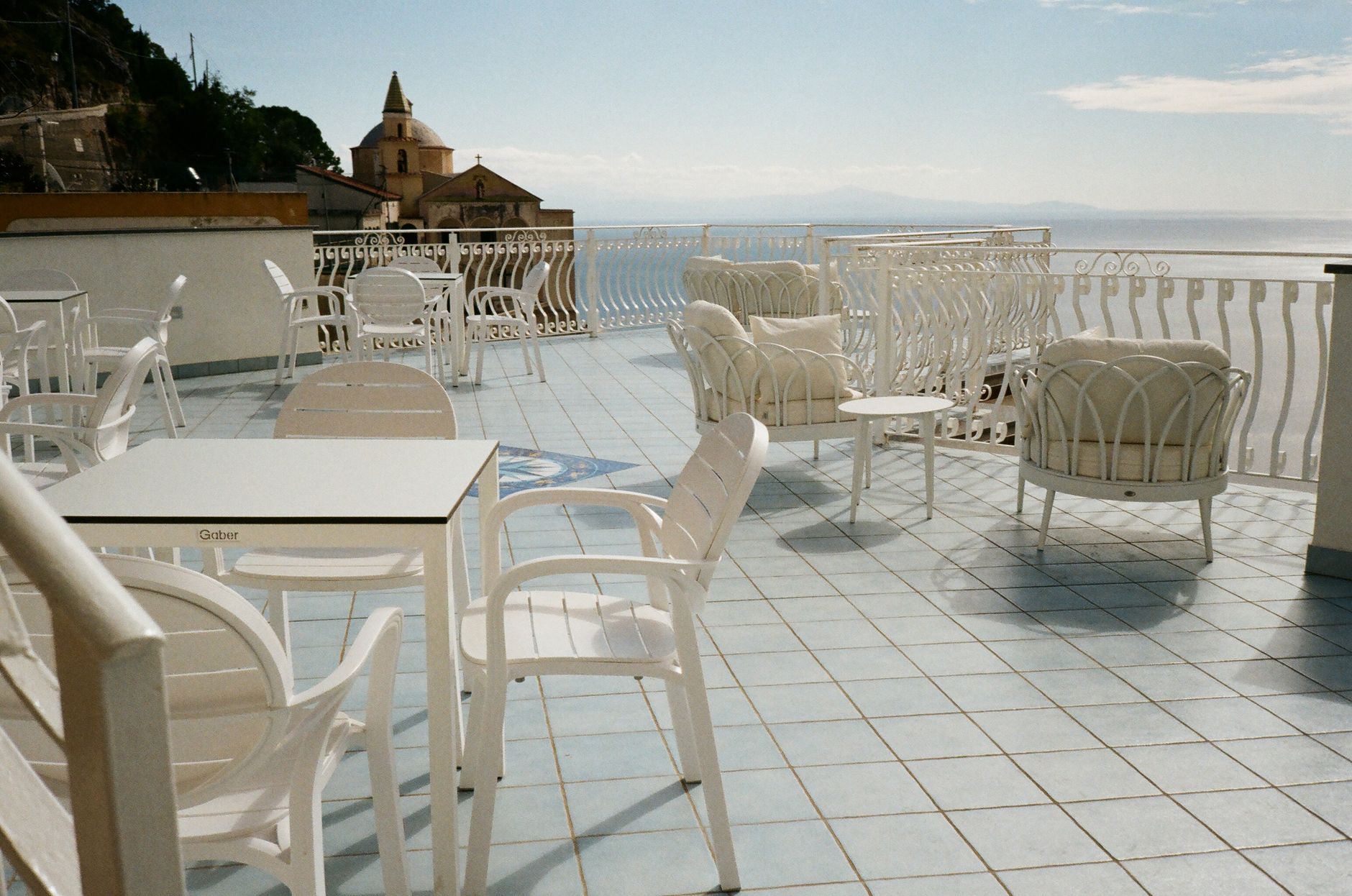Mobilier de terrasse en plastique blanc exposé au soleil