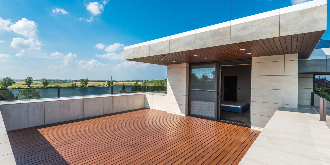 Terrasse en hauteur avec vue sur la rivière