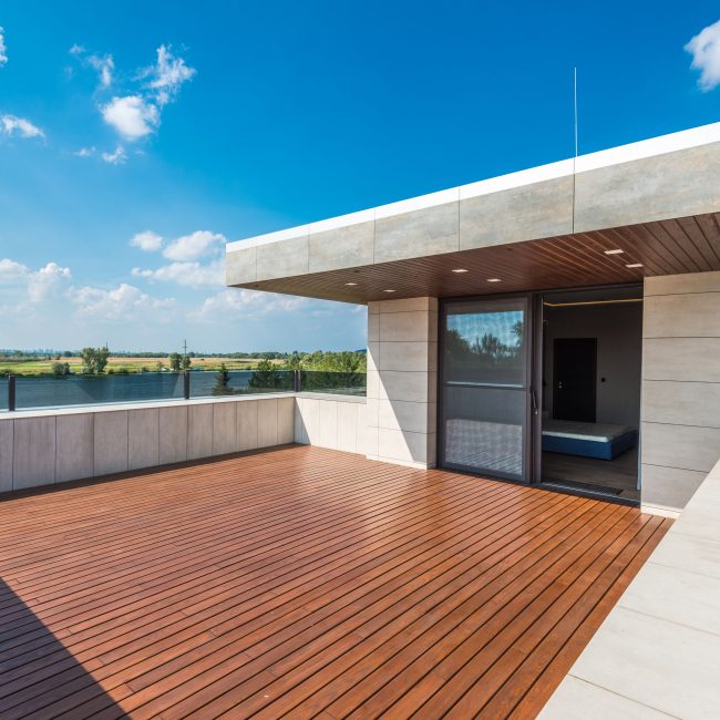 Terrasse en hauteur avec vue sur la rivière