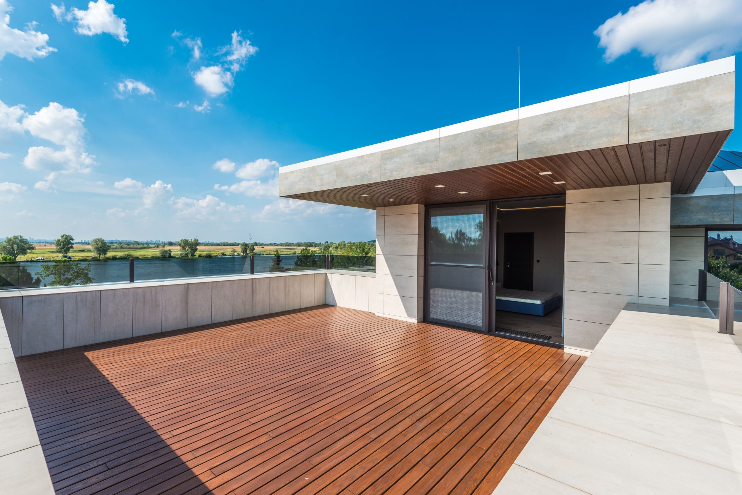 Terrasse en hauteur avec vue sur la rivière