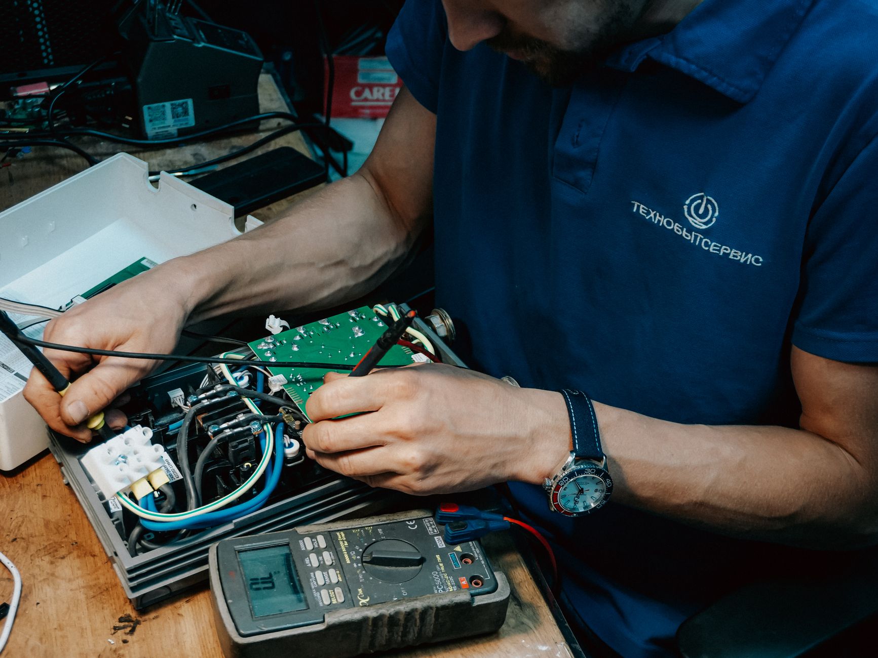 Technicien qui teste un circuit avec un multimètre