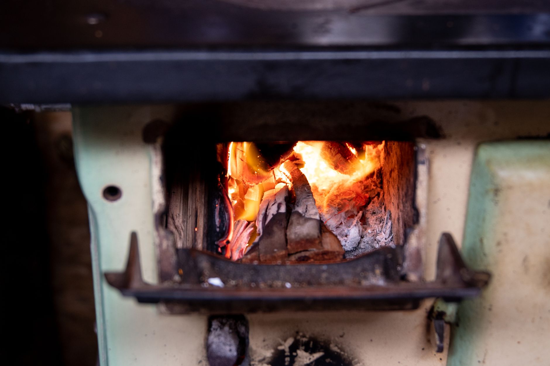 Vitre du poêle à bois avec flamme claire