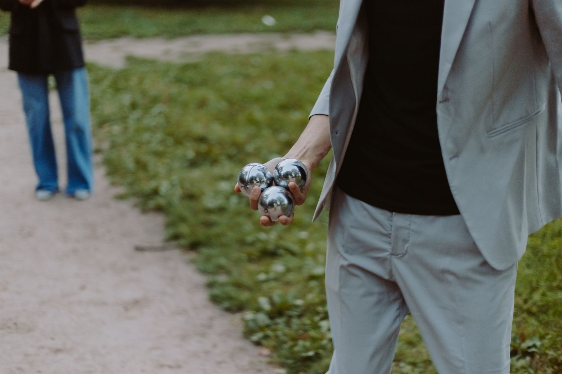 Boules de pétanque en inox tenues à la main