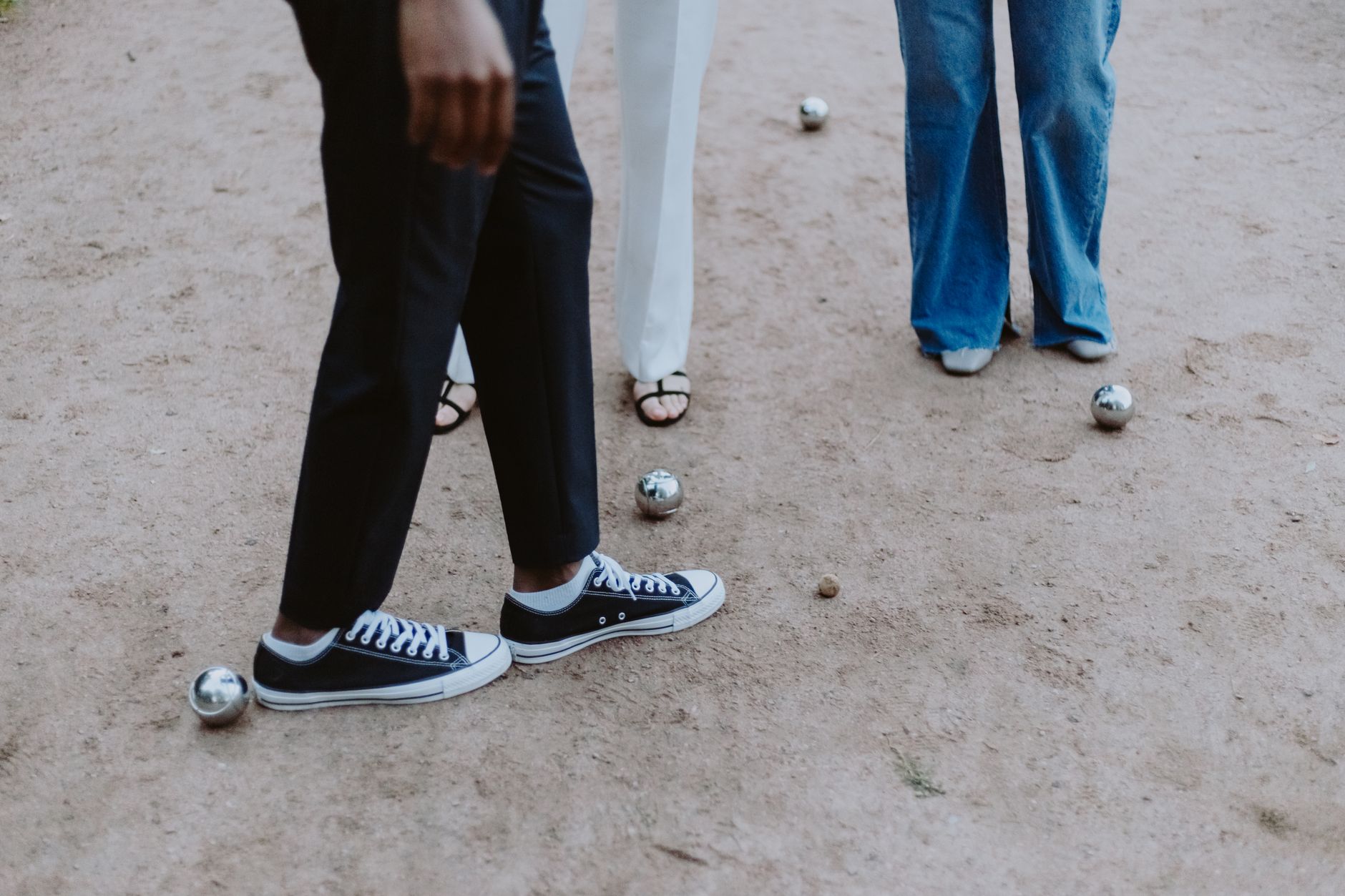 Boules de pétanque sur un terrain de jeu