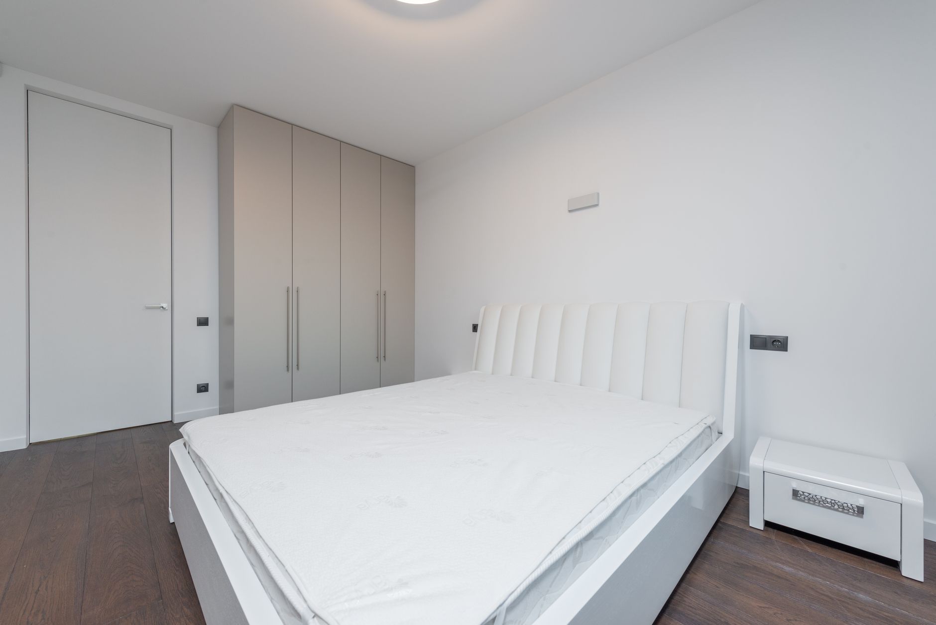 Chambre epuree avec linge de lit blanc