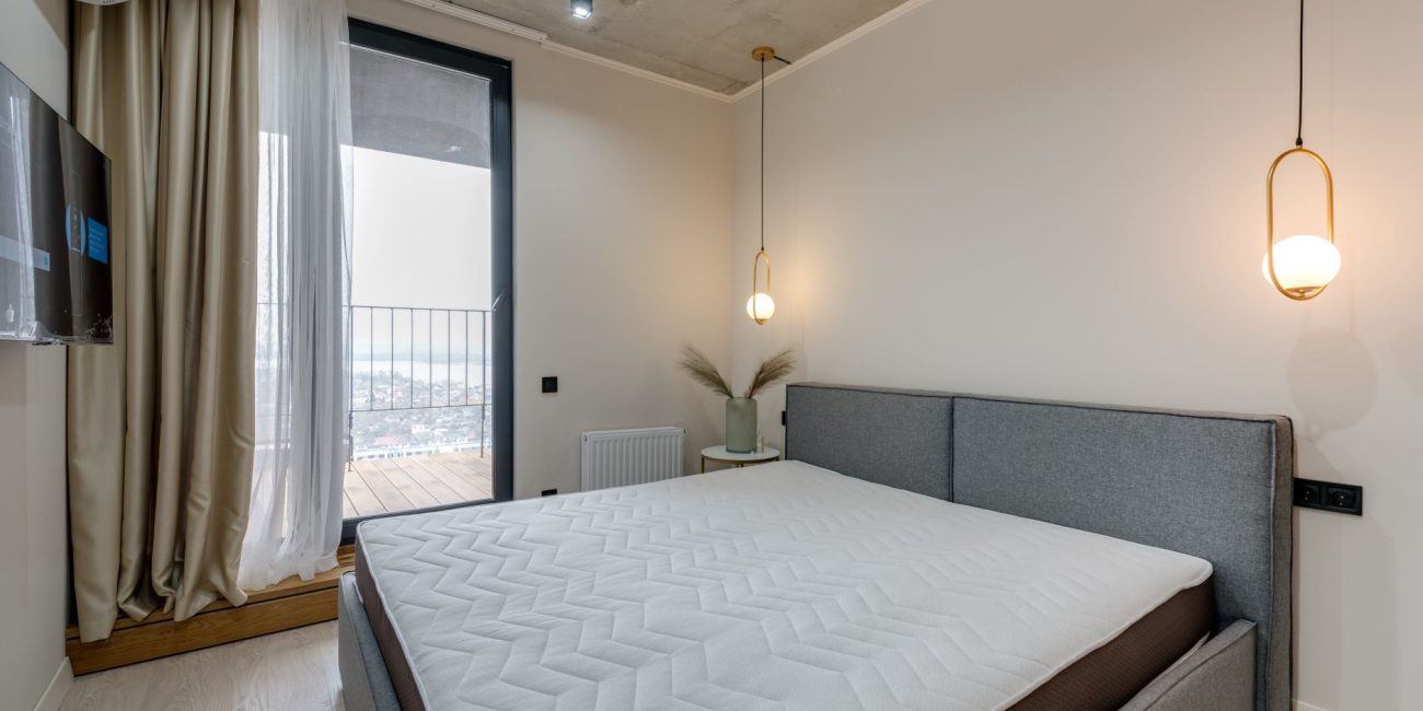 Chambre a coucher rangee et lumineuse