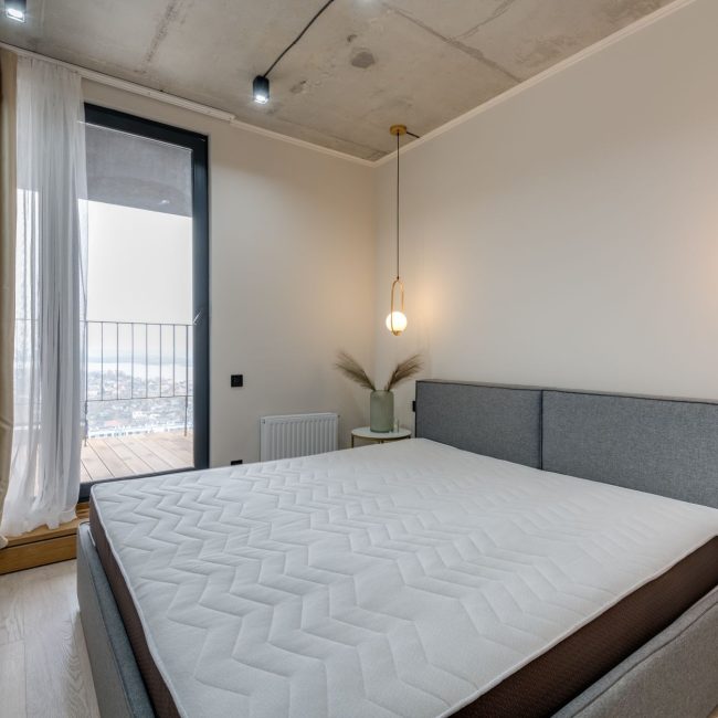 Chambre a coucher rangee et lumineuse
