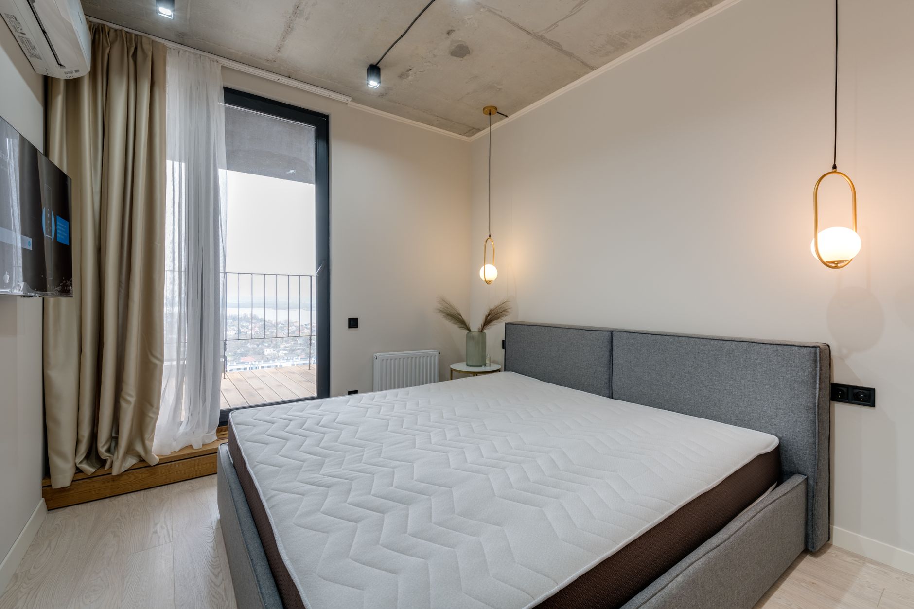 Chambre a coucher rangee et lumineuse