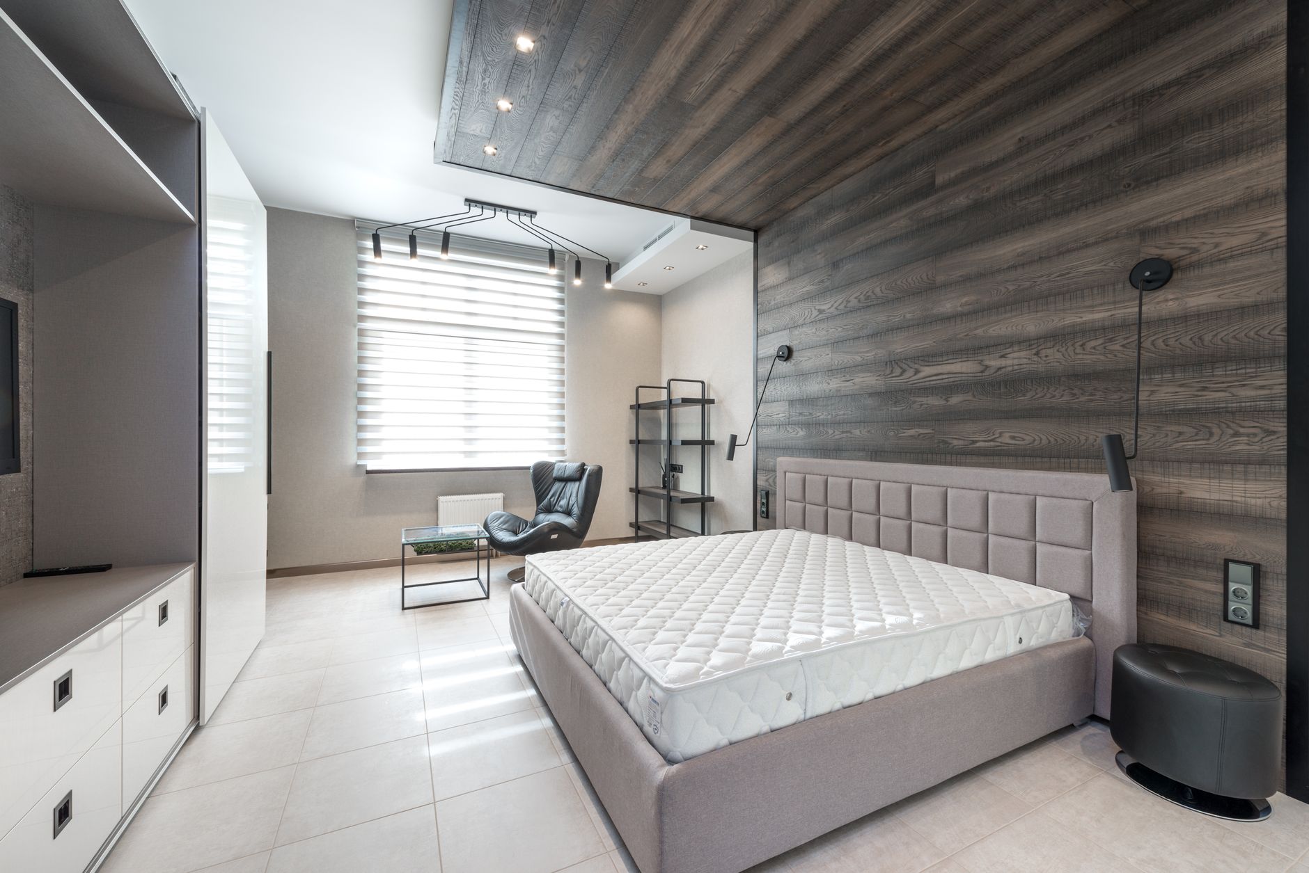 Interieur de chambre lumineuse avec grand lit
