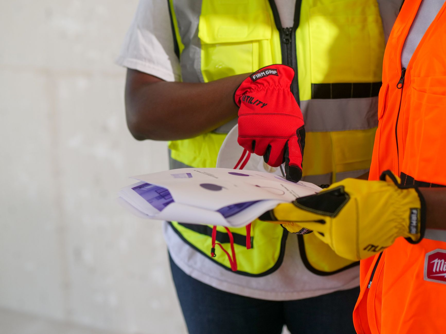 Ouvriers de chantier avec équipements de protection