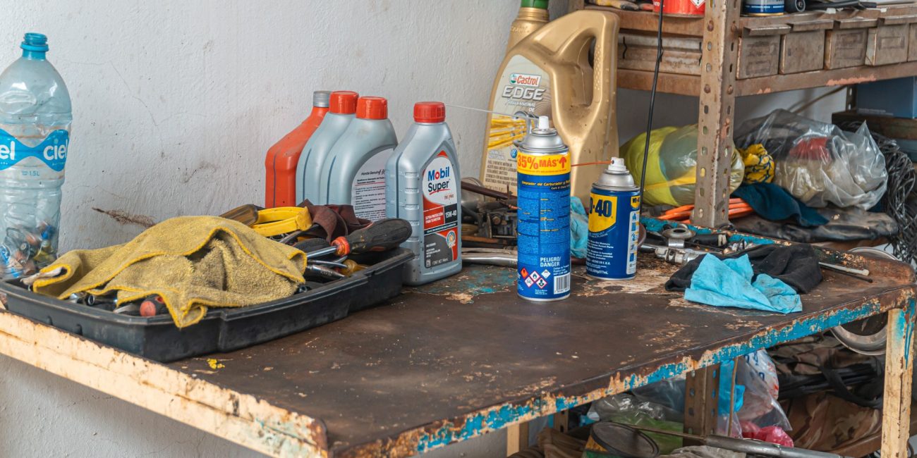 Établi de garage avec outils et graisse mécanique