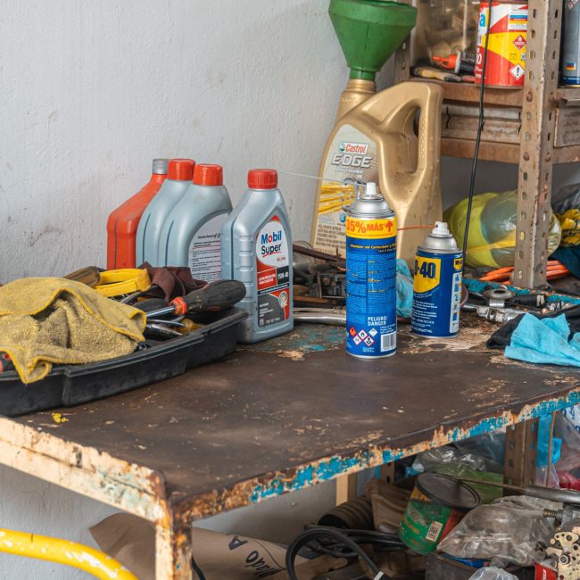 Établi de garage avec outils et graisse mécanique