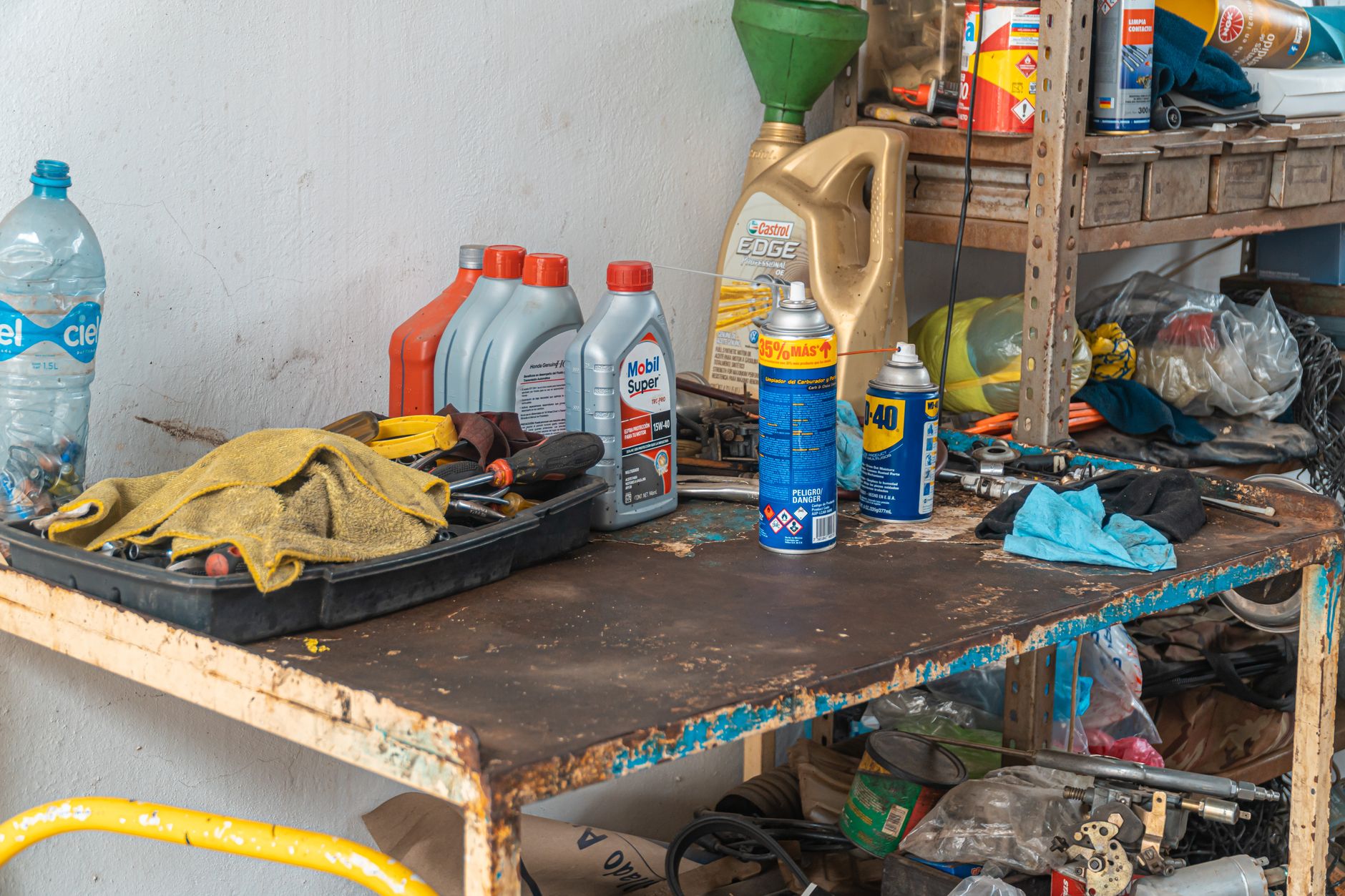 Établi de garage avec outils et graisse mécanique