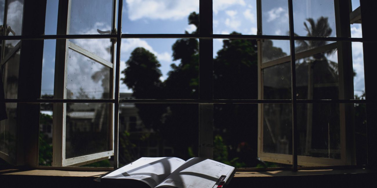 Fenêtre ouverte sur un jardin verdoyant