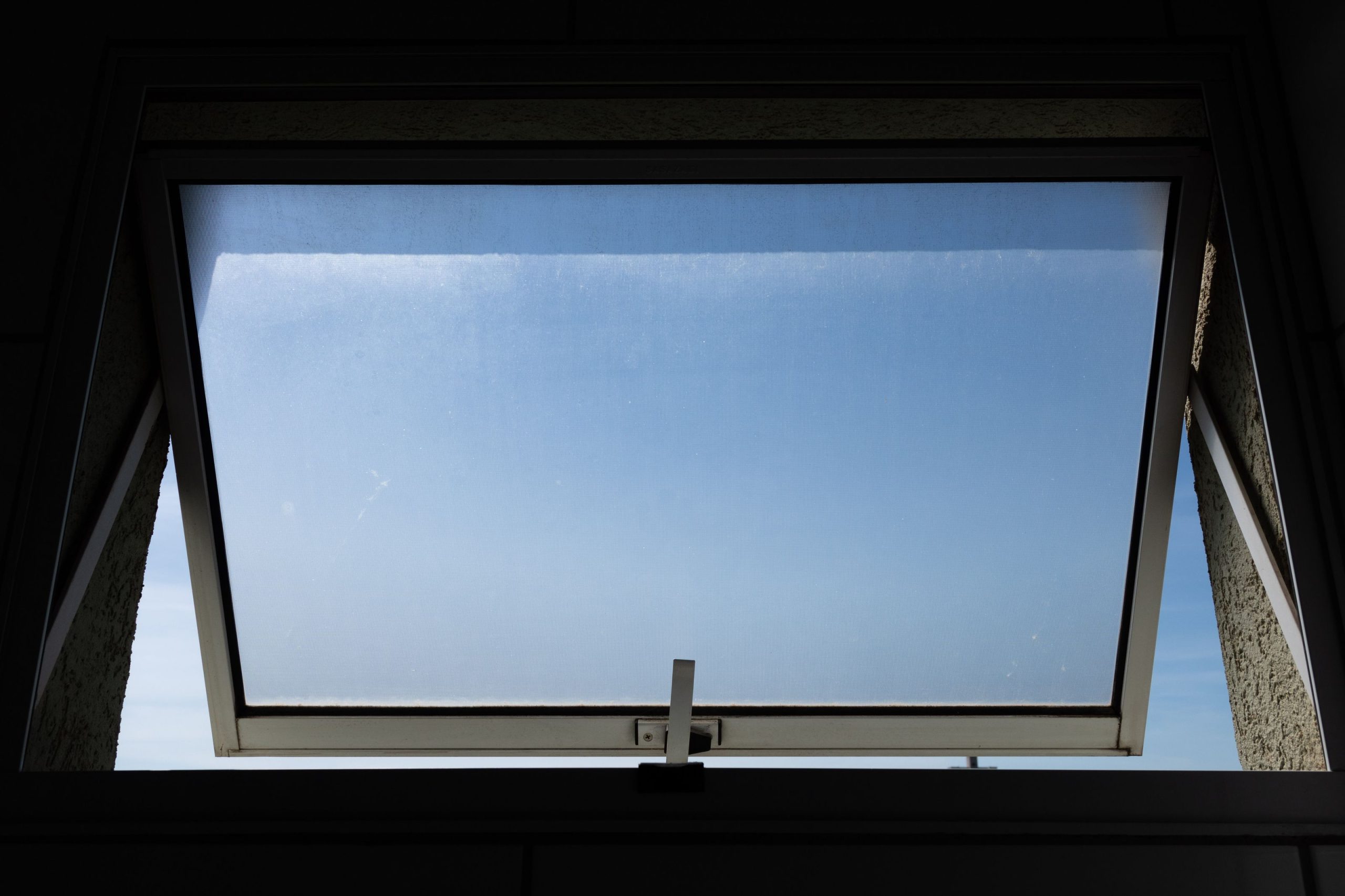 Fenêtre de toit ouverte sur un ciel bleu