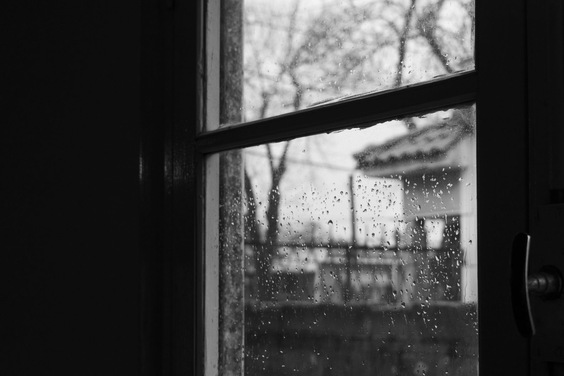Gouttes de pluie sur une vitre en hiver