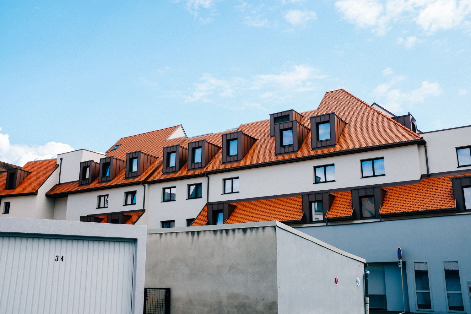 Façade de maison avec toit en tuiles