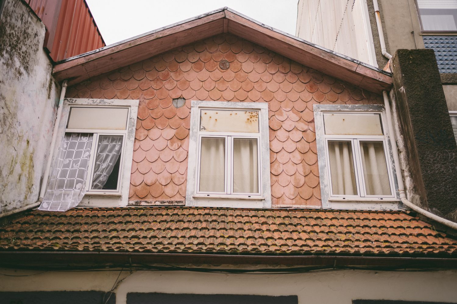 Fenêtre de grenier sur une façade ancienne