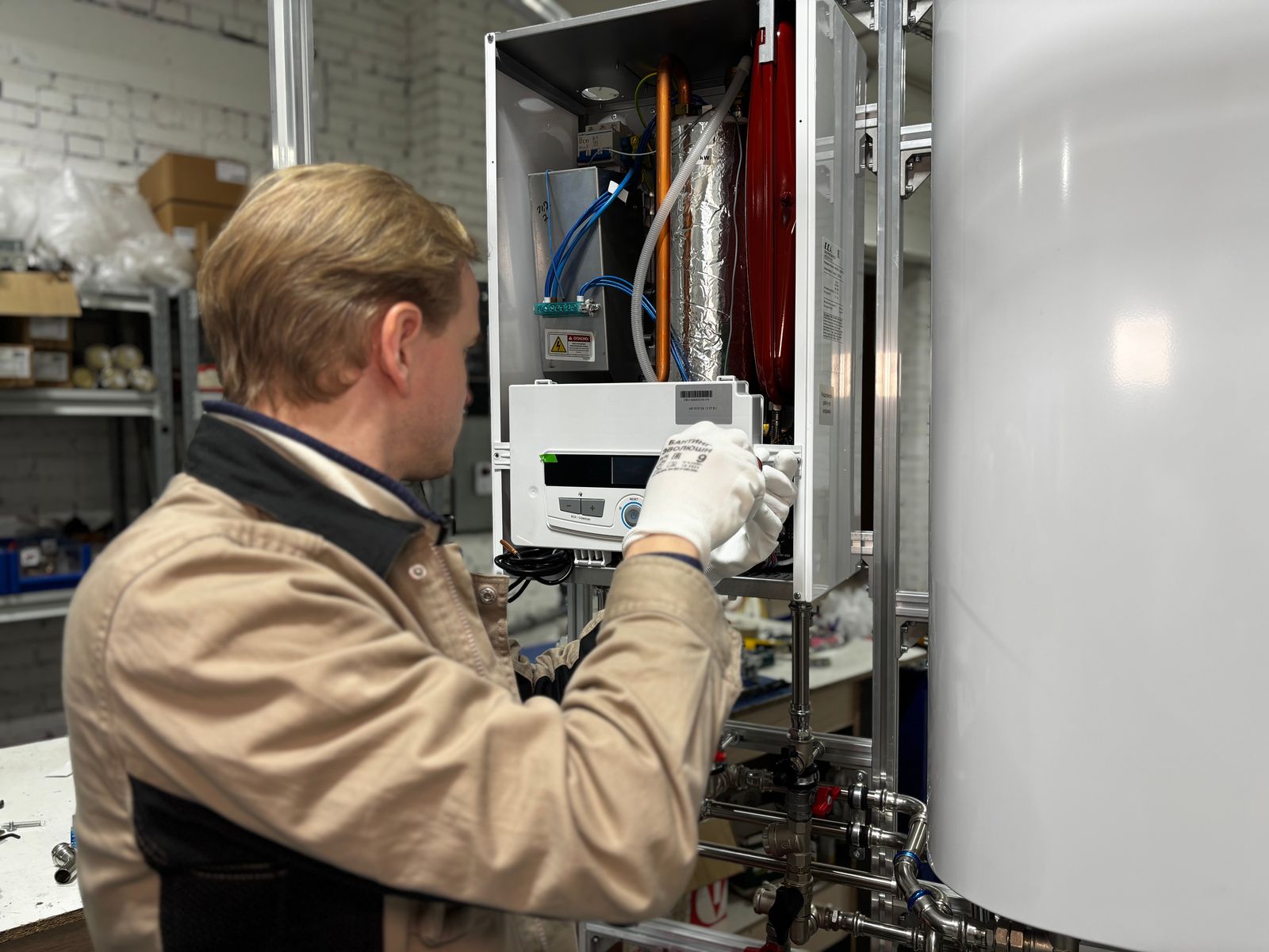Technicien installant un système de chauffage