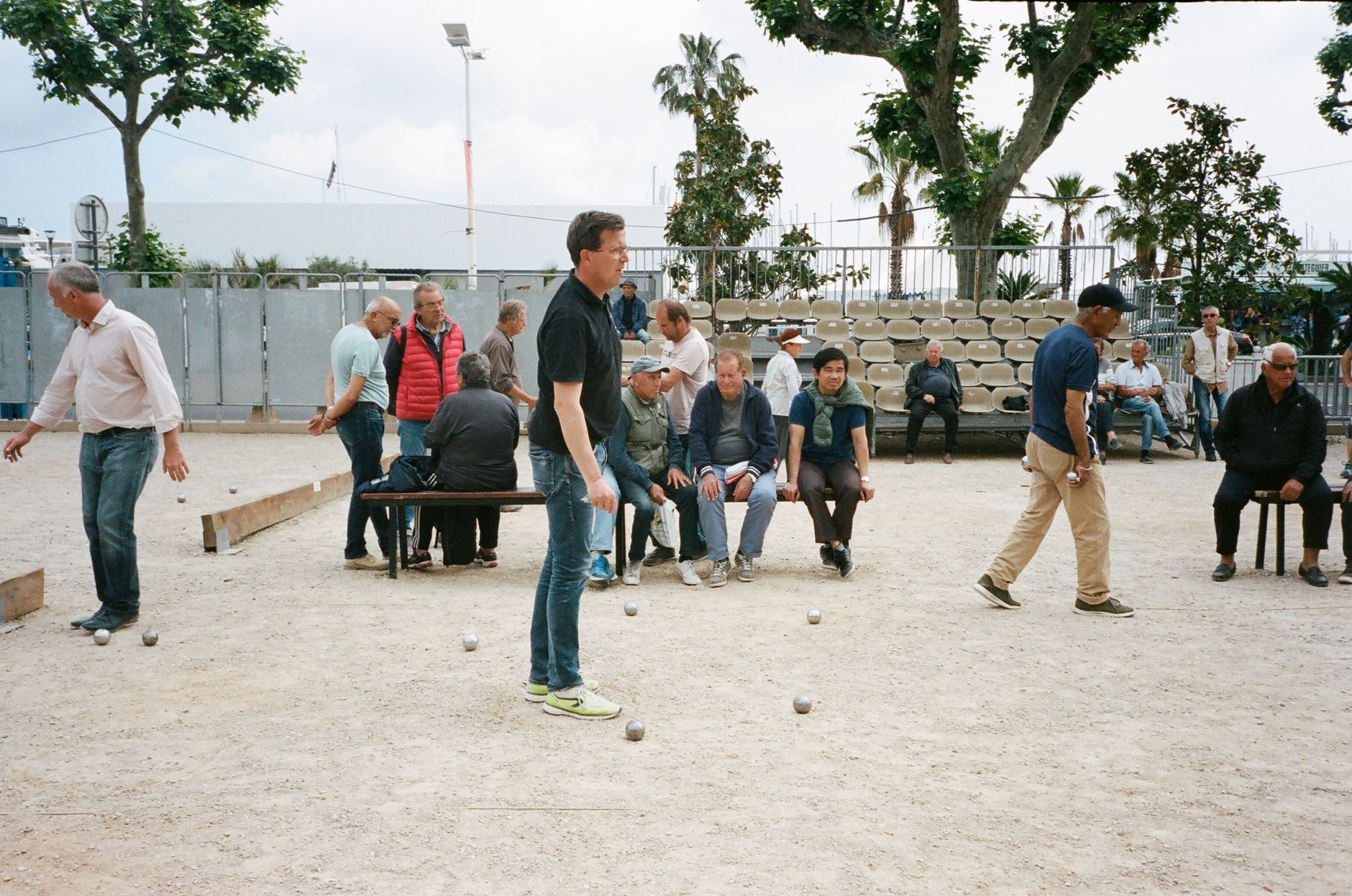 Joueurs de pétanque sur un terrain en ville