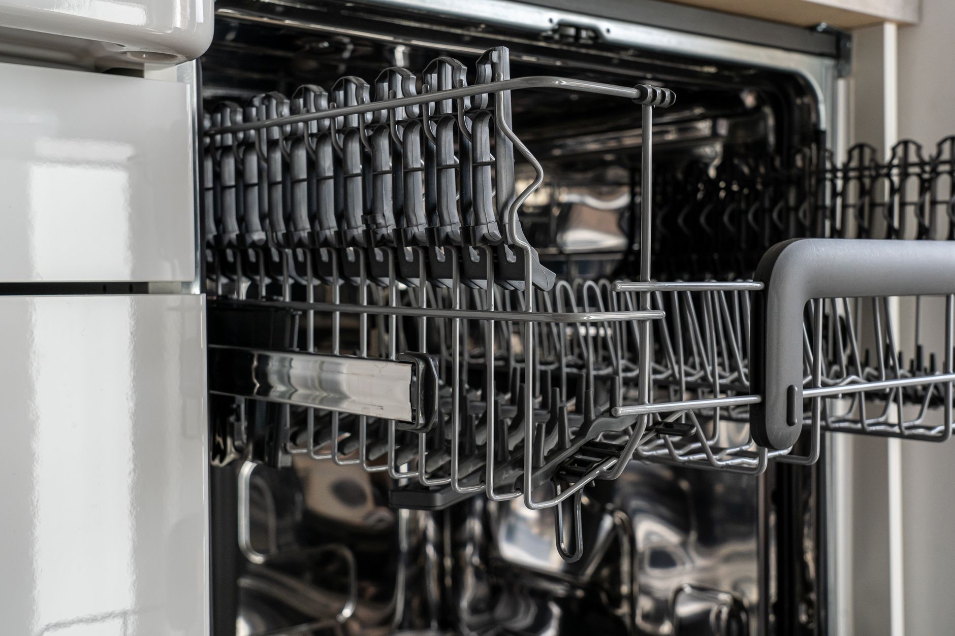 Panier vide d'un lave-vaisselle inox ouvert