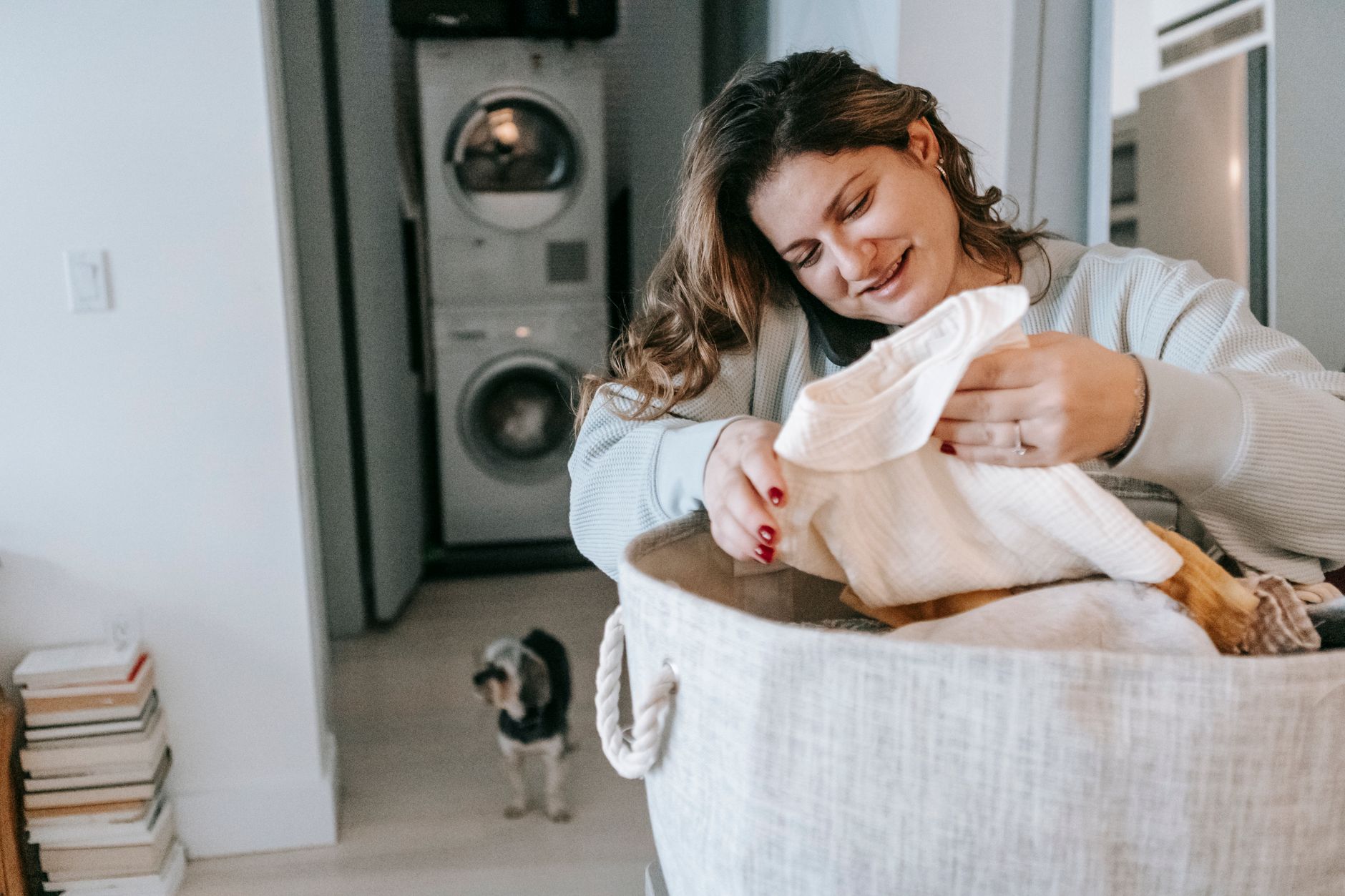 Panier de linge propre posé près d’un lave-linge