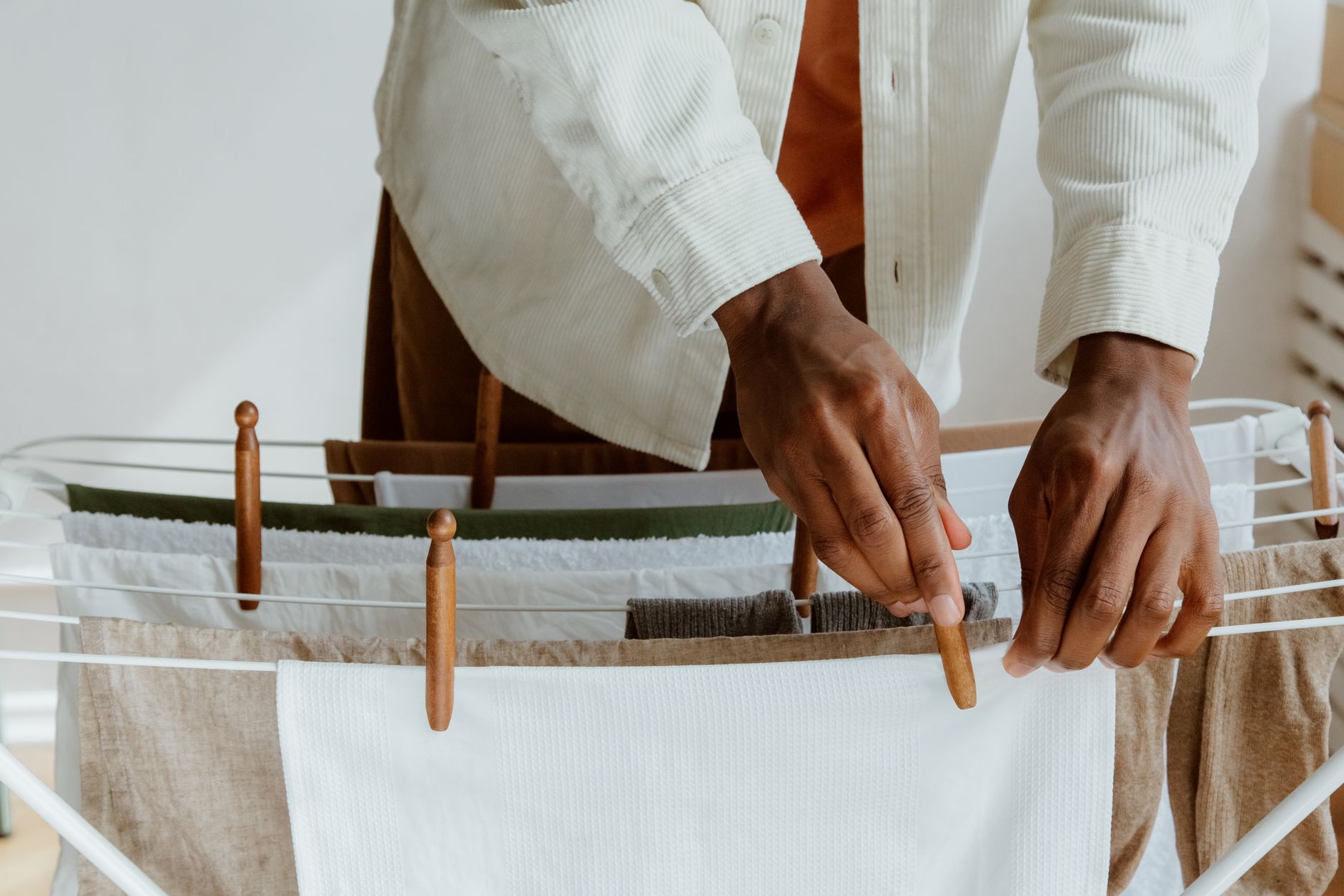 Linge frais qui sèche sur un étendoir intérieur