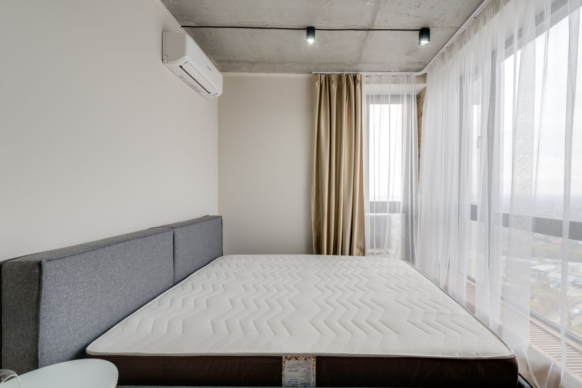 Chambre avec lit et linge propre