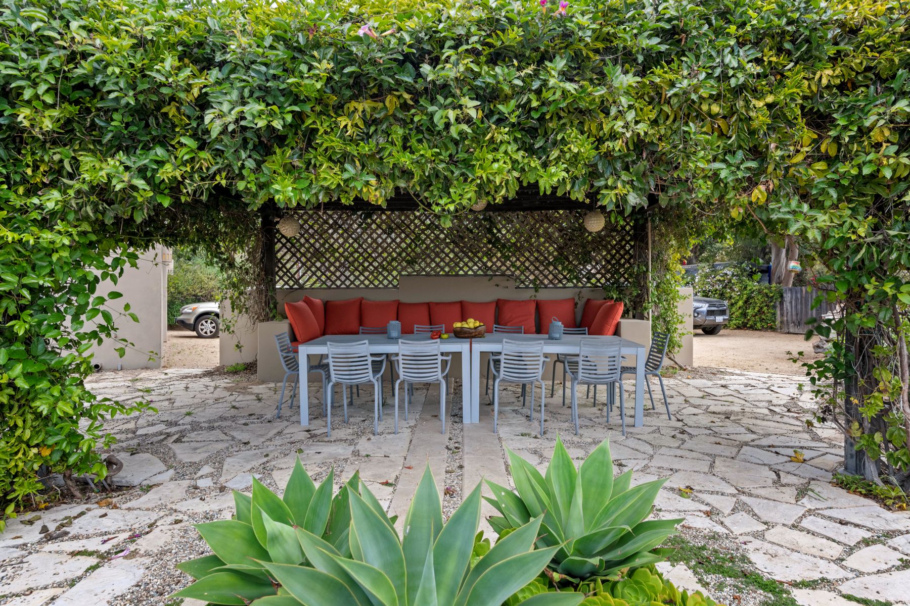 Patio ombragé entouré de végétation dense