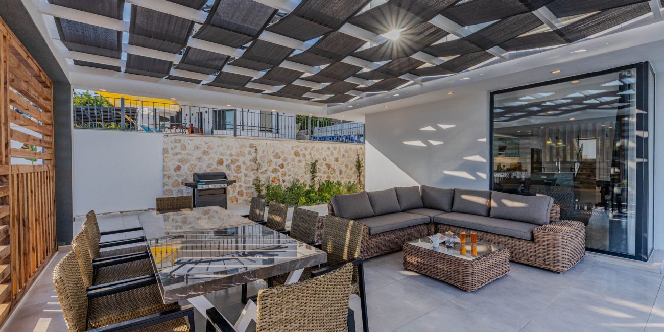 Pergola ajourée offrant de l'ombre sur une terrasse