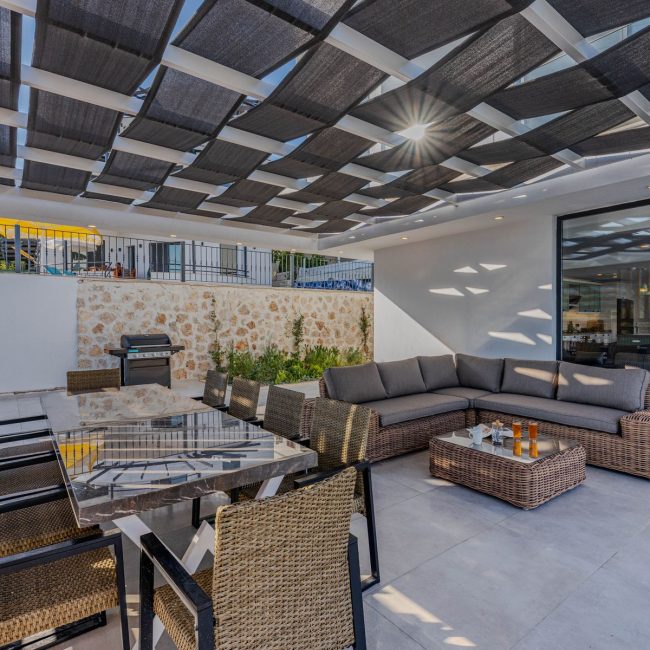 Pergola ajourée offrant de l'ombre sur une terrasse